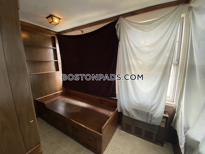 MEDFORD - TUFTS - 3 Beds, 1 Bath - Image 30