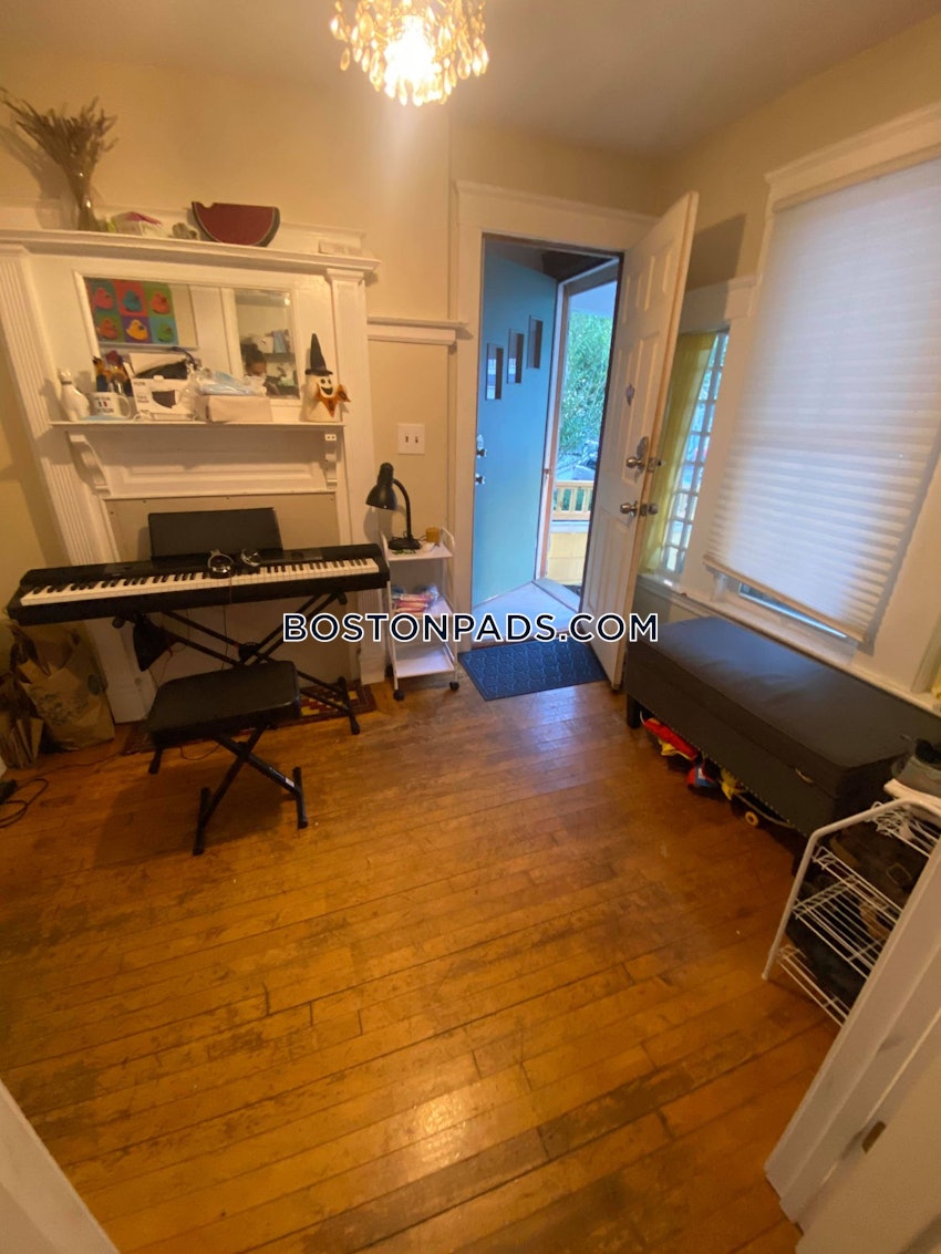 SOMERVILLE - DAVIS SQUARE - 4 Beds, 1 Bath - Image 4