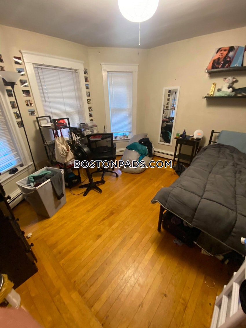 SOMERVILLE - DAVIS SQUARE - 4 Beds, 1 Bath - Image 3