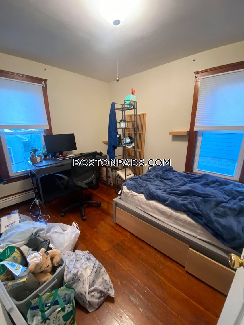 SOMERVILLE - DAVIS SQUARE - 4 Beds, 1 Bath - Image 9