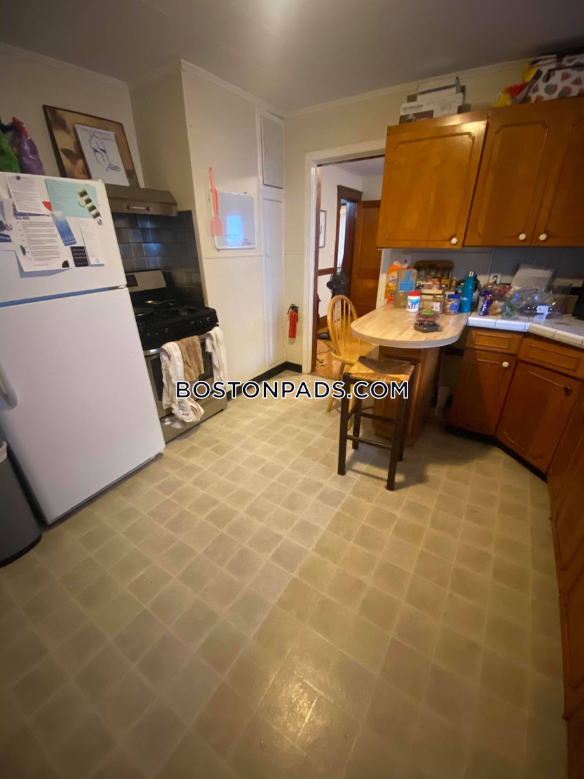 SOMERVILLE - DAVIS SQUARE - 4 Beds, 1 Bath - Image 8