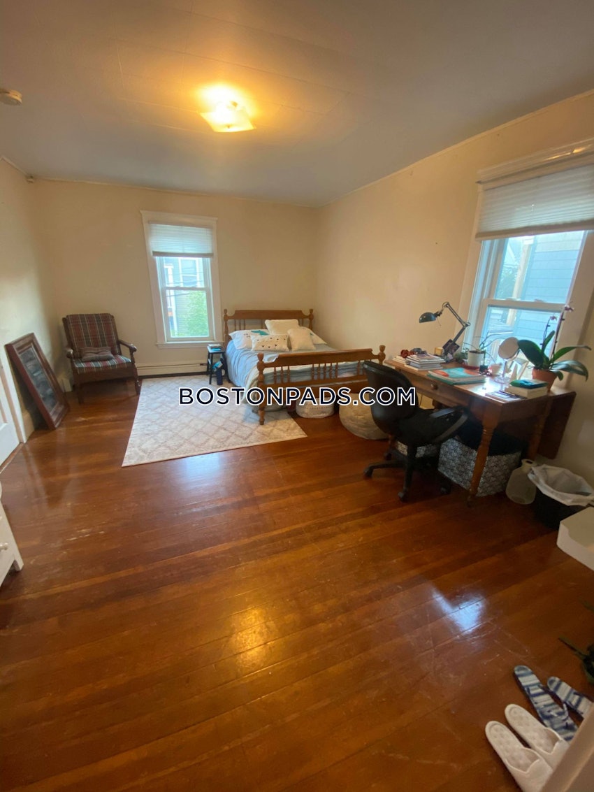 SOMERVILLE - DAVIS SQUARE - 4 Beds, 1 Bath - Image 7