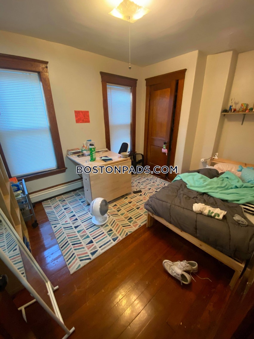 SOMERVILLE - DAVIS SQUARE - 4 Beds, 1 Bath - Image 6