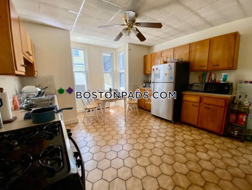 MEDFORD - TUFTS - 4 Beds, 1 Bath - Image 3