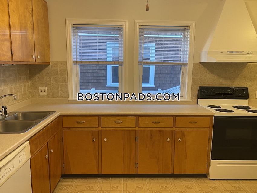 SOMERVILLE - TUFTS - 3 Beds, 1 Bath - Image 4