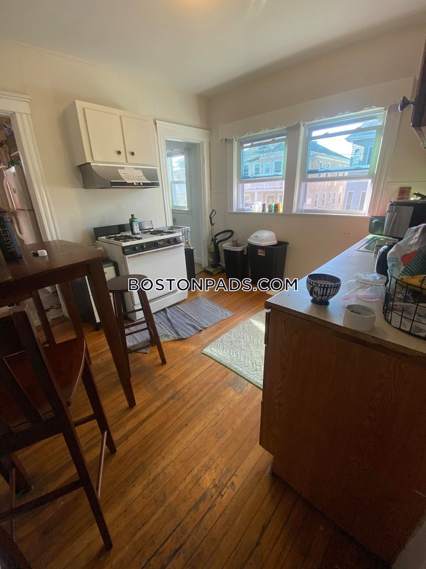 SOMERVILLE - TUFTS - 4 Beds, 1 Bath - Image 2