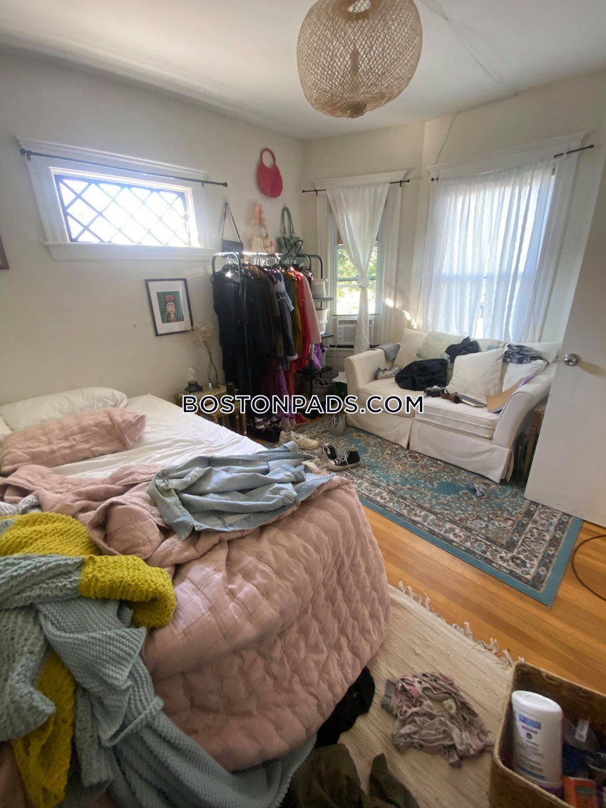 SOMERVILLE - TUFTS - 4 Beds, 1 Bath - Image 4