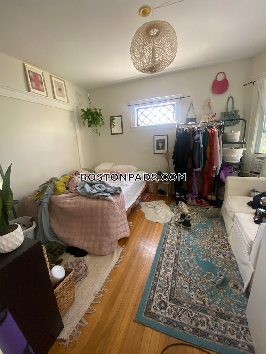 SOMERVILLE - TUFTS - 4 Beds, 1 Bath - Image 3