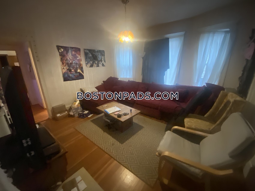 SOMERVILLE - TUFTS - 3 Beds, 1 Bath - Image 5