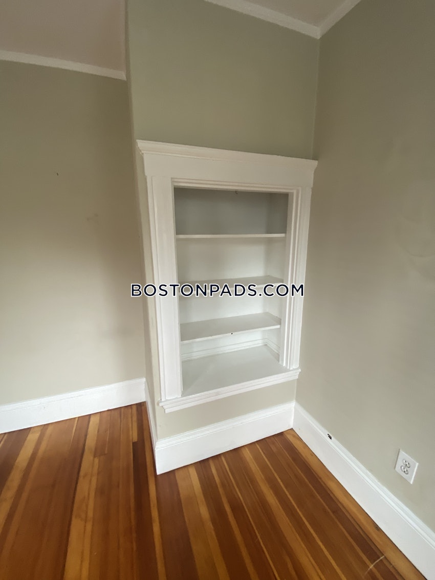 MEDFORD - TUFTS - 3 Beds, 1 Bath - Image 4