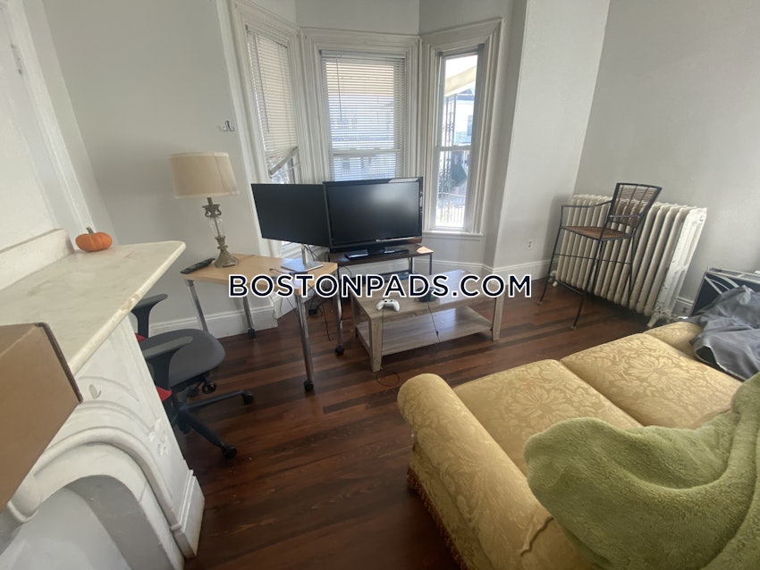 SOMERVILLE - TUFTS - 5 Beds, 1 Bath - Image 4