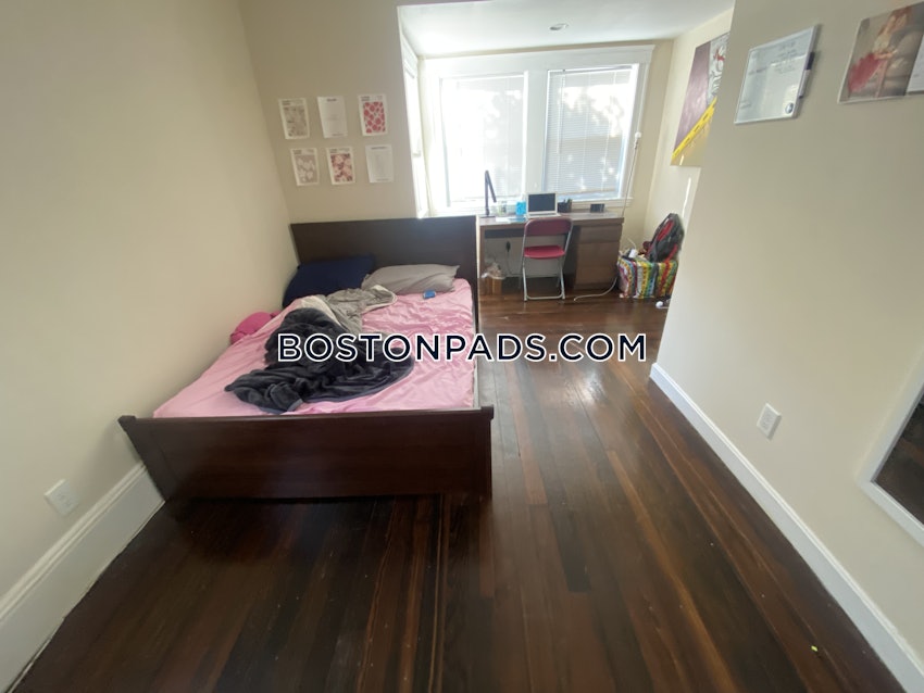 MEDFORD - TUFTS - 5 Beds, 2 Baths - Image 36