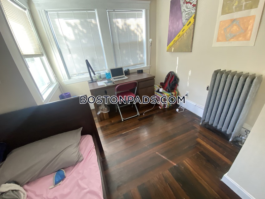 MEDFORD - TUFTS - 5 Beds, 2 Baths - Image 35