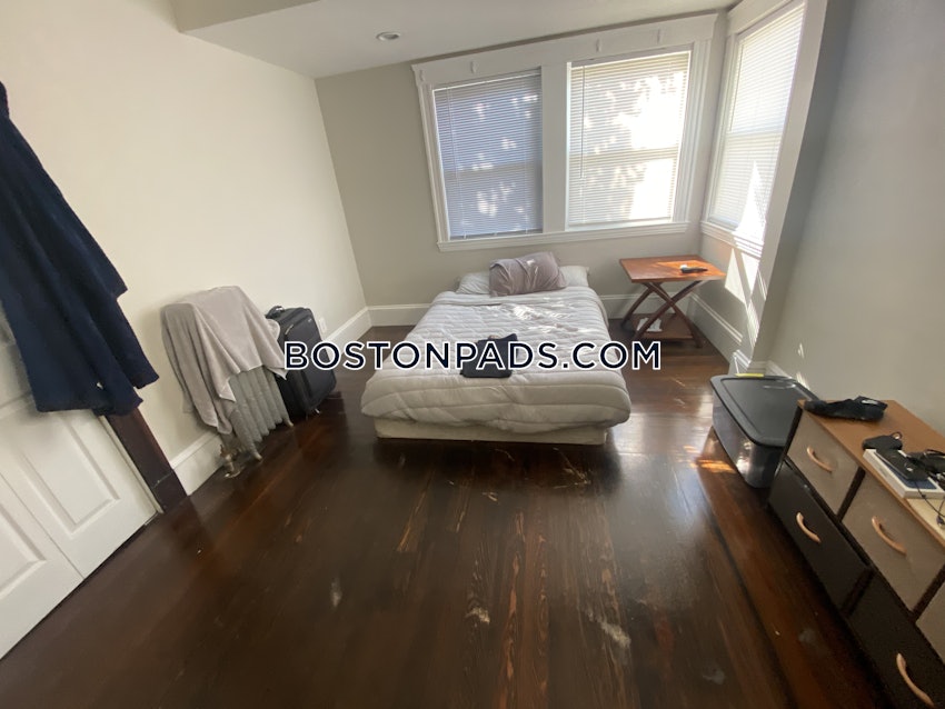 MEDFORD - TUFTS - 5 Beds, 2 Baths - Image 32