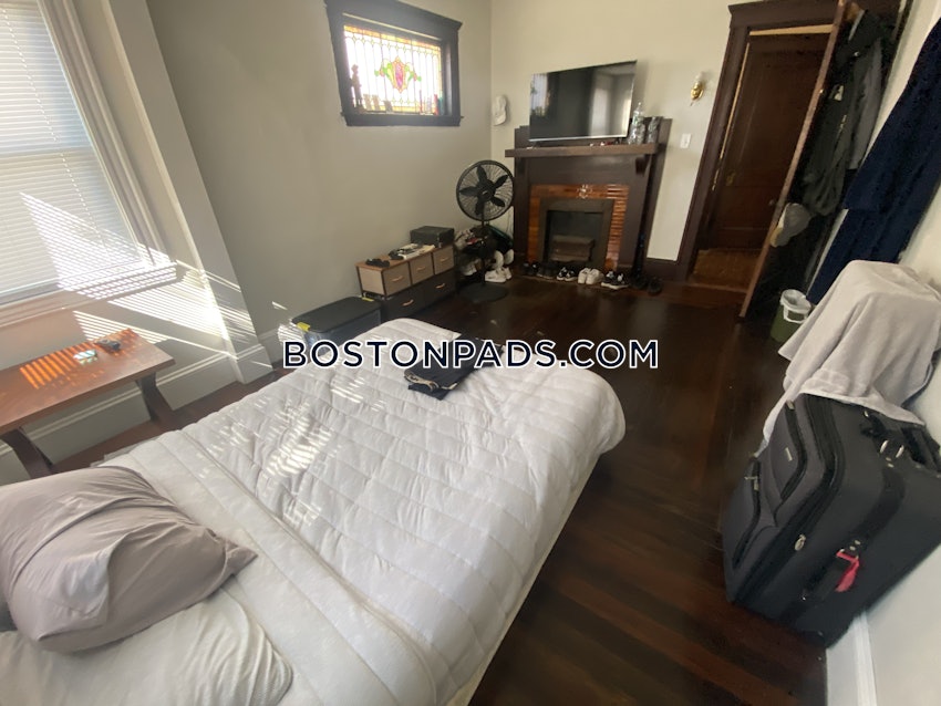 MEDFORD - TUFTS - 5 Beds, 2 Baths - Image 31