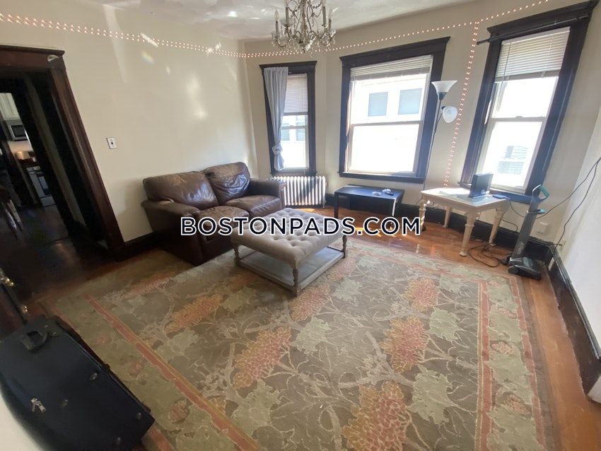 MEDFORD - TUFTS - 5 Beds, 2 Baths - Image 20