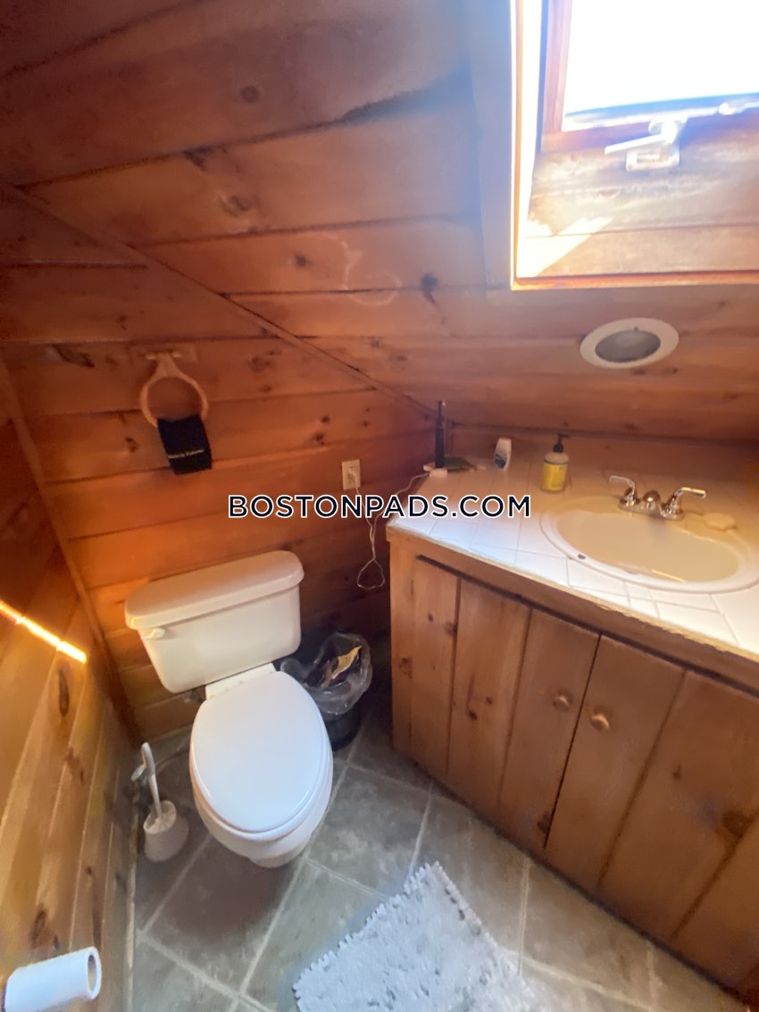 MEDFORD - TUFTS - 5 Beds, 2 Baths - Image 25