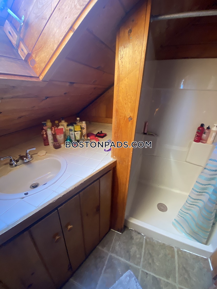 MEDFORD - TUFTS - 5 Beds, 2 Baths - Image 24