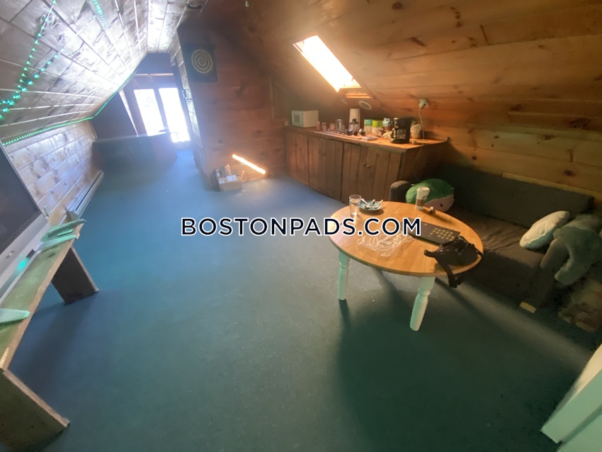 MEDFORD - TUFTS - 5 Beds, 2 Baths - Image 23