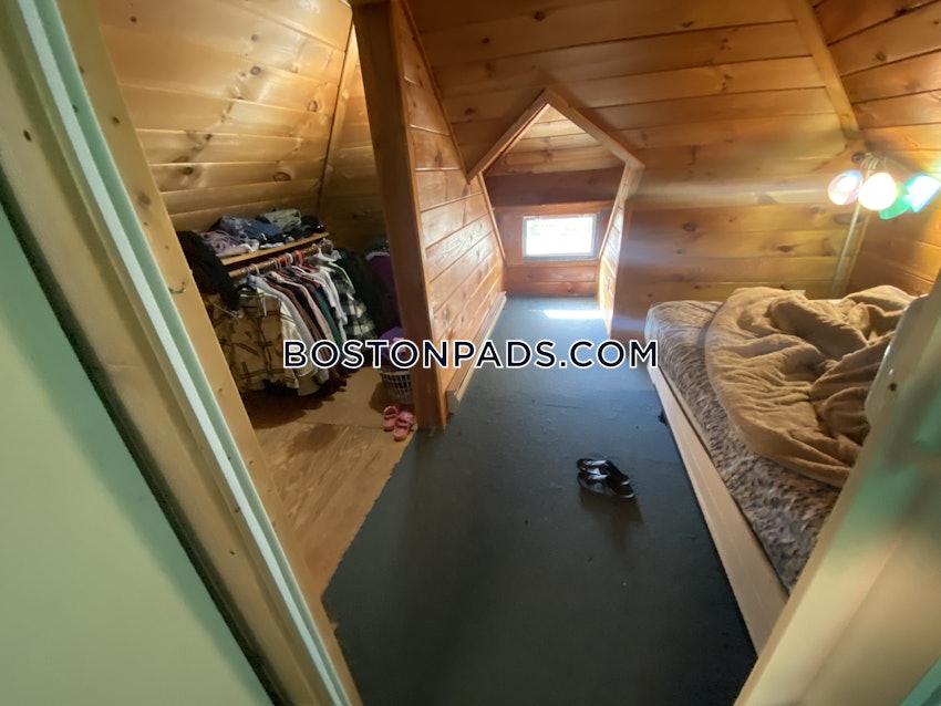 MEDFORD - TUFTS - 5 Beds, 2 Baths - Image 18