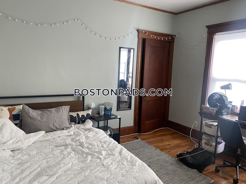 MEDFORD - TUFTS - 5 Beds, 2 Baths - Image 12