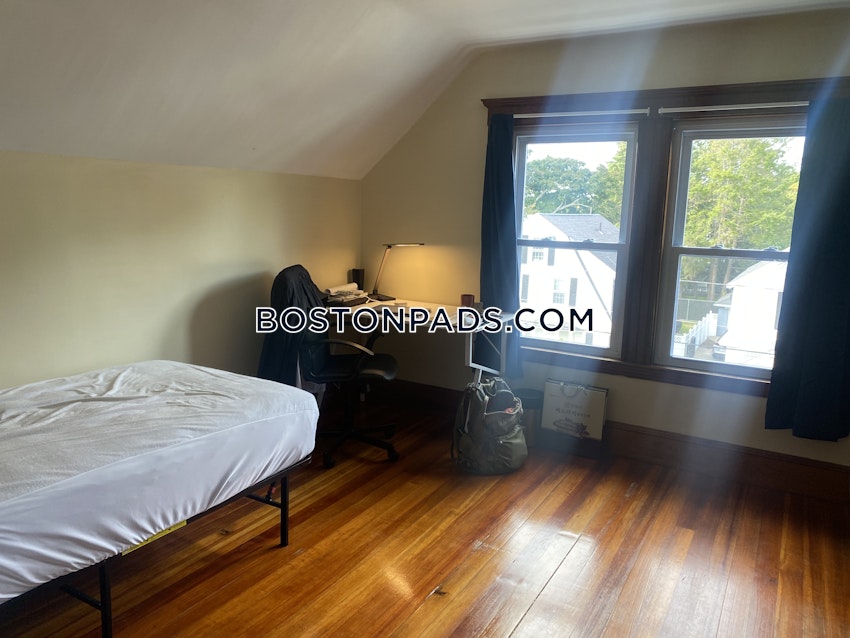 MEDFORD - TUFTS - 5 Beds, 2 Baths - Image 10