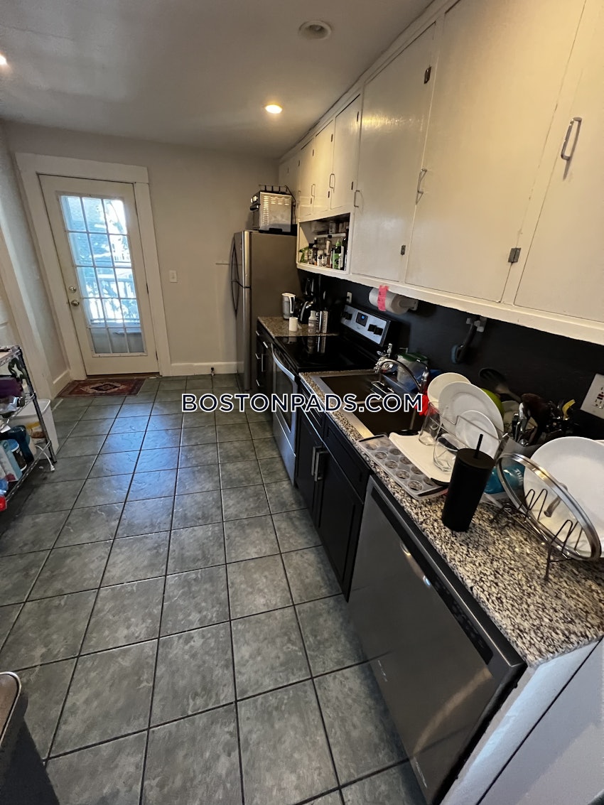 SOMERVILLE - TUFTS - 4 Beds, 1 Bath - Image 15