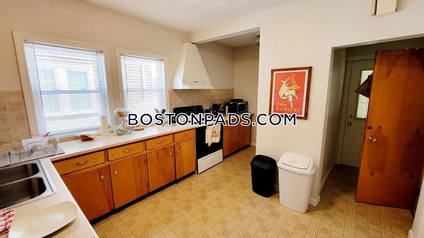 SOMERVILLE - TUFTS - 3 Beds, 1 Bath - Image 5