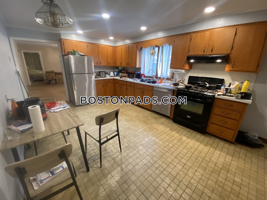 MEDFORD - TUFTS - 4 Beds, 1 Bath - Image 2