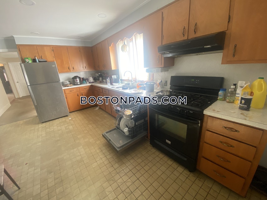 MEDFORD - TUFTS - 4 Beds, 1 Bath - Image 16