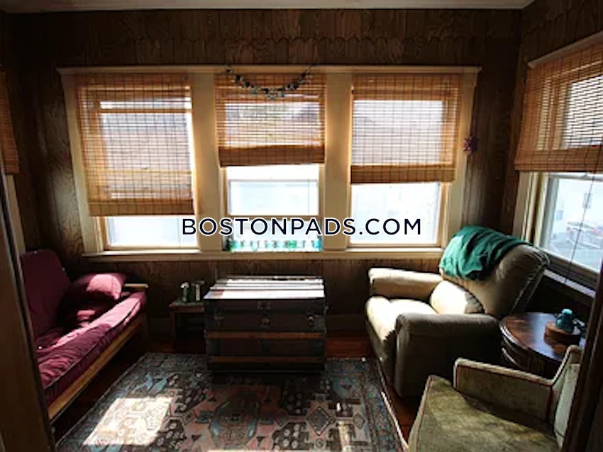 MEDFORD - TUFTS - 4 Beds, 1 Bath - Image 1