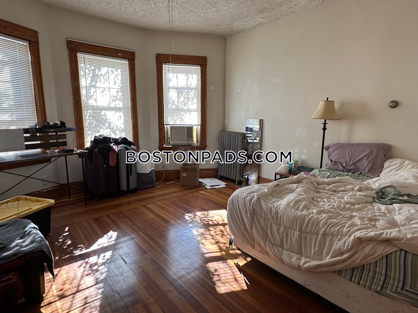 MEDFORD - TUFTS - 4 Beds, 1 Bath - Image 11