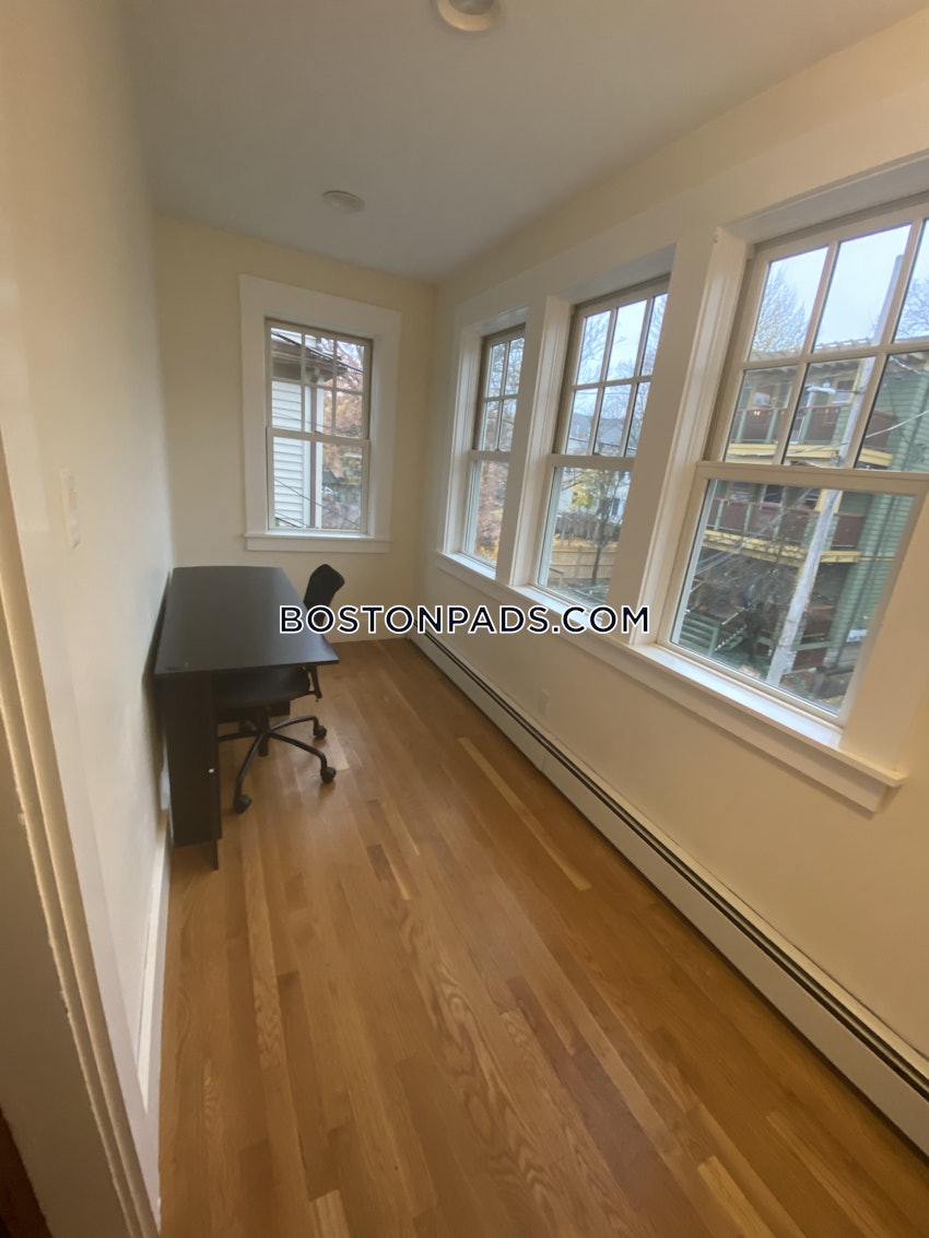 CAMBRIDGE - HARVARD SQUARE - 4 Beds, 1 Bath - Image 11