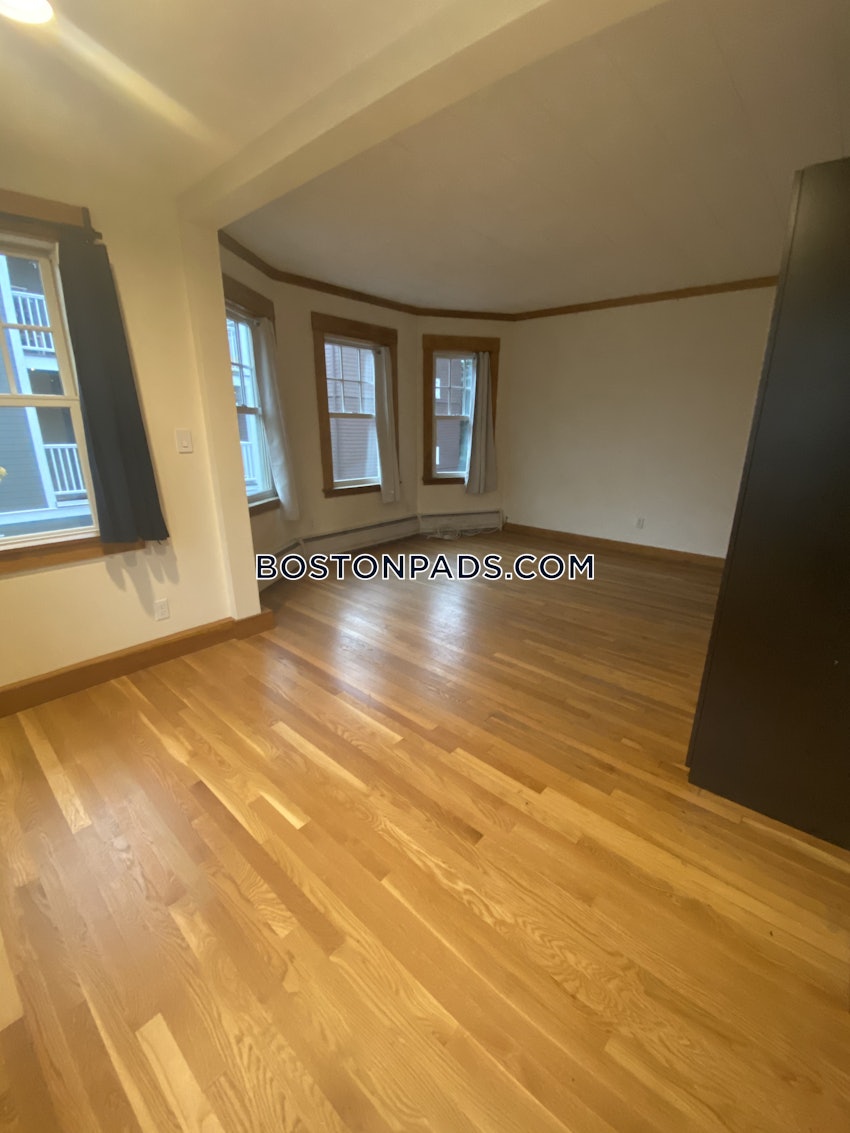 CAMBRIDGE - HARVARD SQUARE - 4 Beds, 1 Bath - Image 9