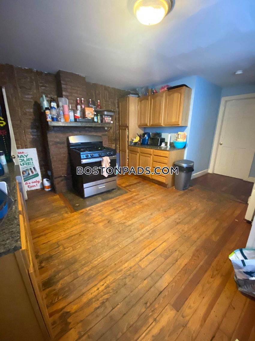 BOSTON - MISSION HILL - 6 Beds, 3 Baths - Image 4