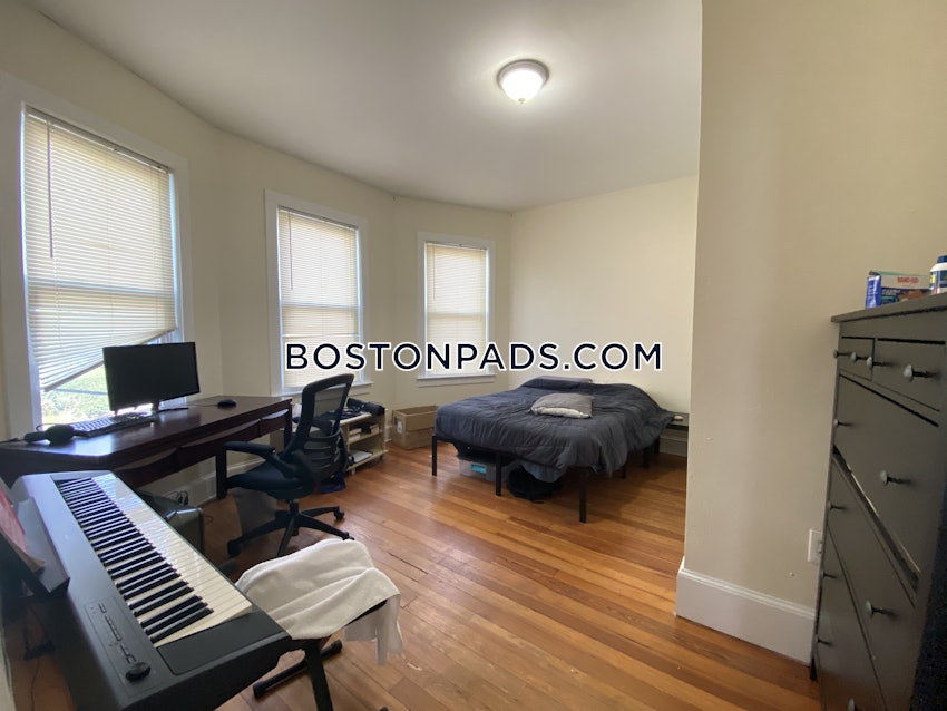 BOSTON - MISSION HILL - 3 Beds, 1 Bath - Image 5