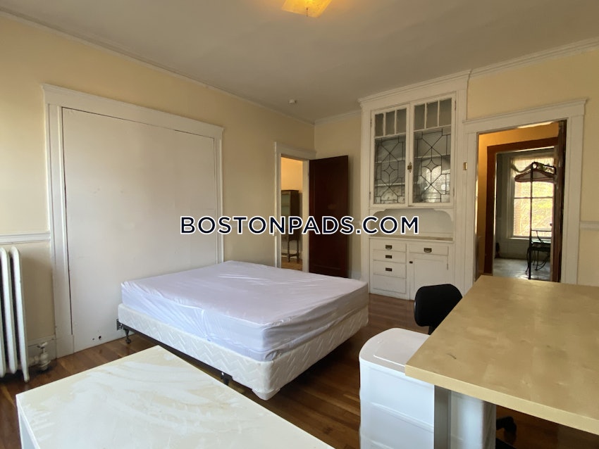 BROOKLINE- BOSTON UNIVERSITY - 4 Beds, 1 Bath - Image 18