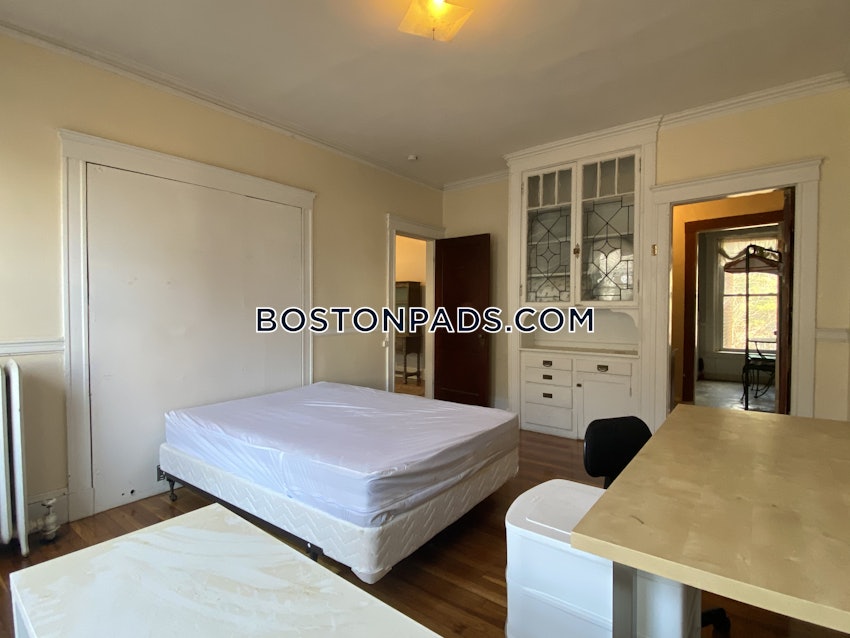 BROOKLINE- BOSTON UNIVERSITY - 4 Beds, 1 Bath - Image 41