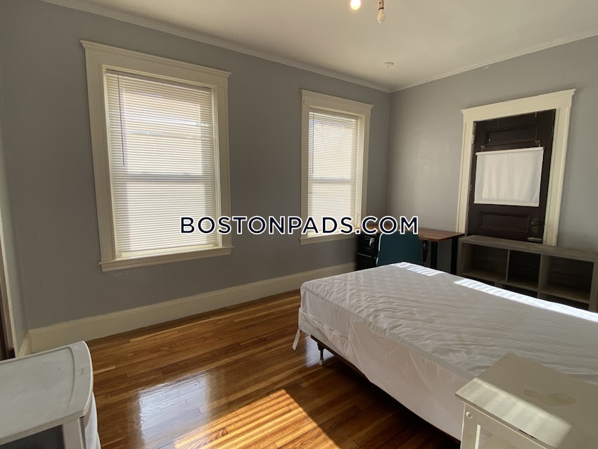 BROOKLINE- BOSTON UNIVERSITY - 4 Beds, 1 Bath - Image 15