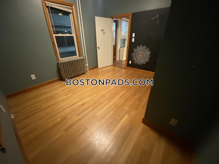 MEDFORD - TUFTS - 4 Beds, 2 Baths - Image 9