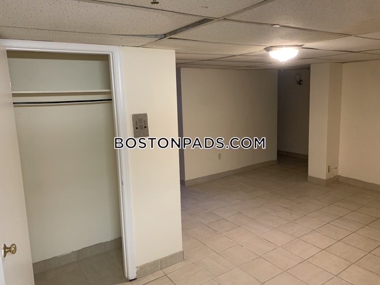 Commonwealth Ave., Boston