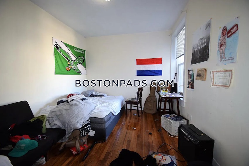 BROOKLINE- BOSTON UNIVERSITY - 5 Beds, 2 Baths - Image 14