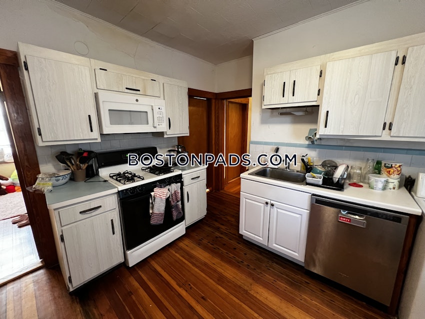 MEDFORD - TUFTS - 4 Beds, 1 Bath - Image 6