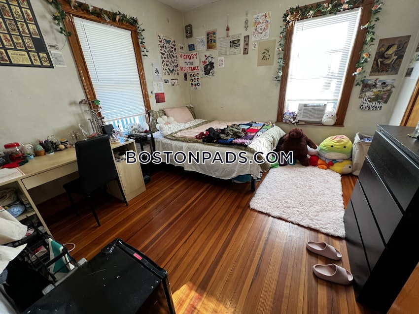 MEDFORD - TUFTS - 4 Beds, 1 Bath - Image 4