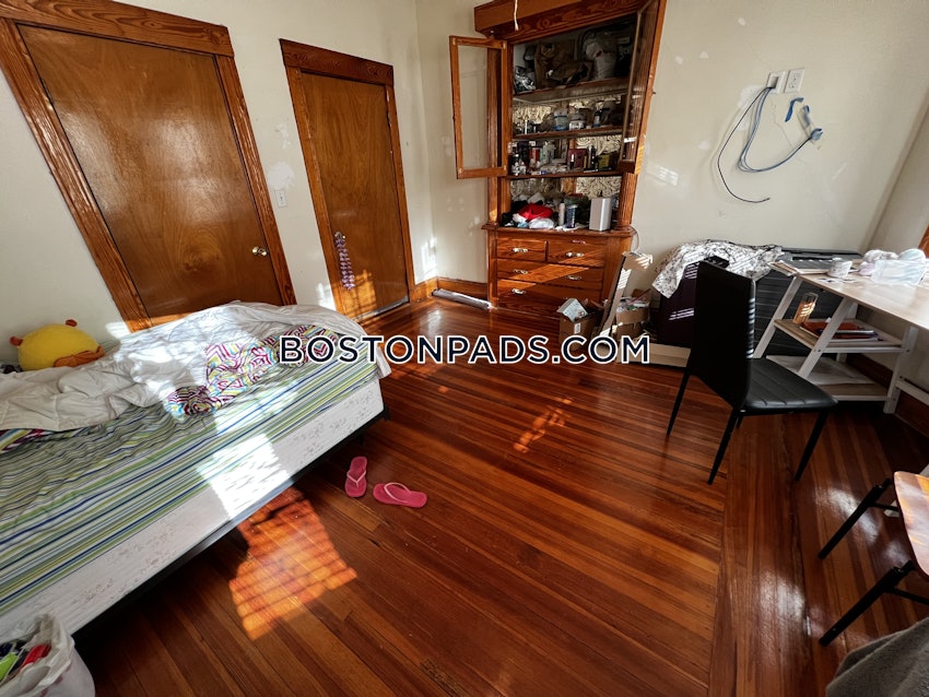 MEDFORD - TUFTS - 4 Beds, 1 Bath - Image 3