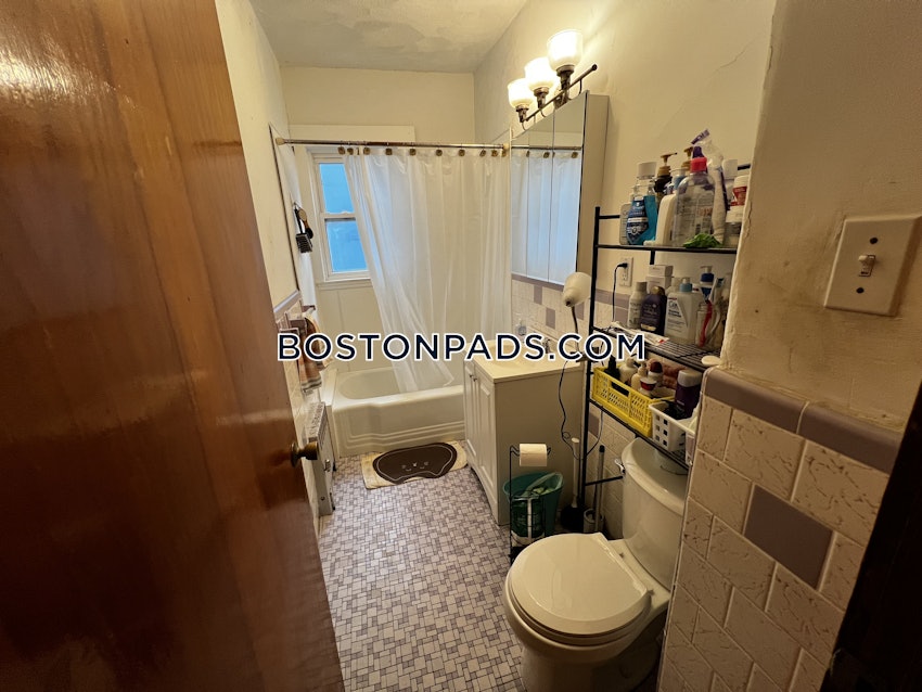 MEDFORD - TUFTS - 4 Beds, 1 Bath - Image 21