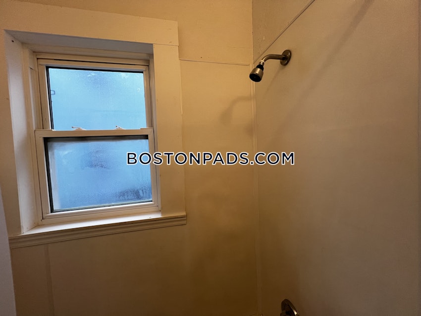MEDFORD - TUFTS - 4 Beds, 1 Bath - Image 20