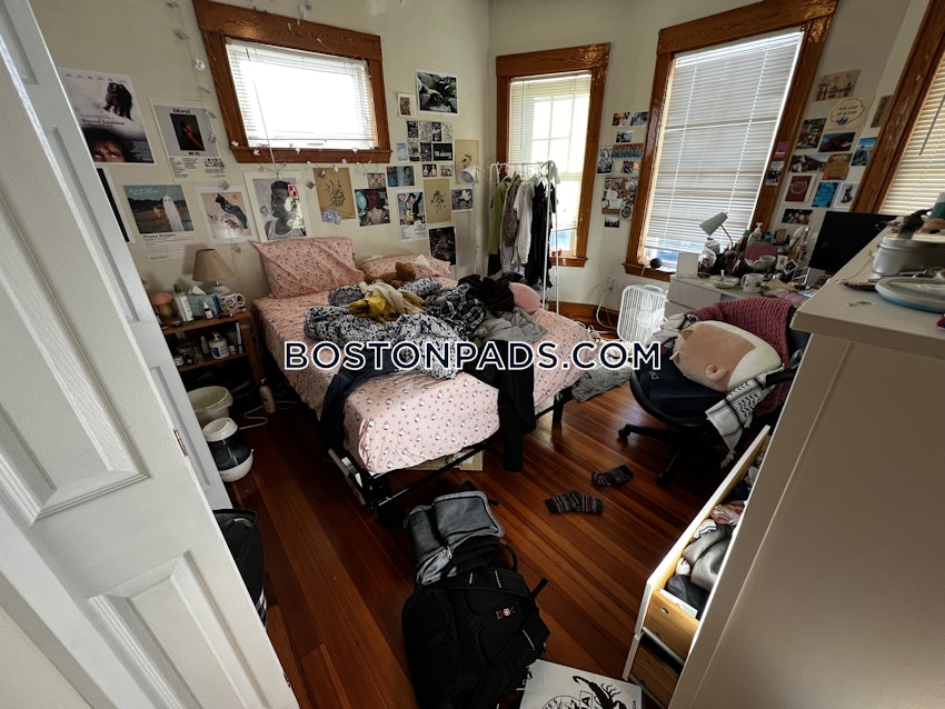 MEDFORD - TUFTS - 4 Beds, 1 Bath - Image 2