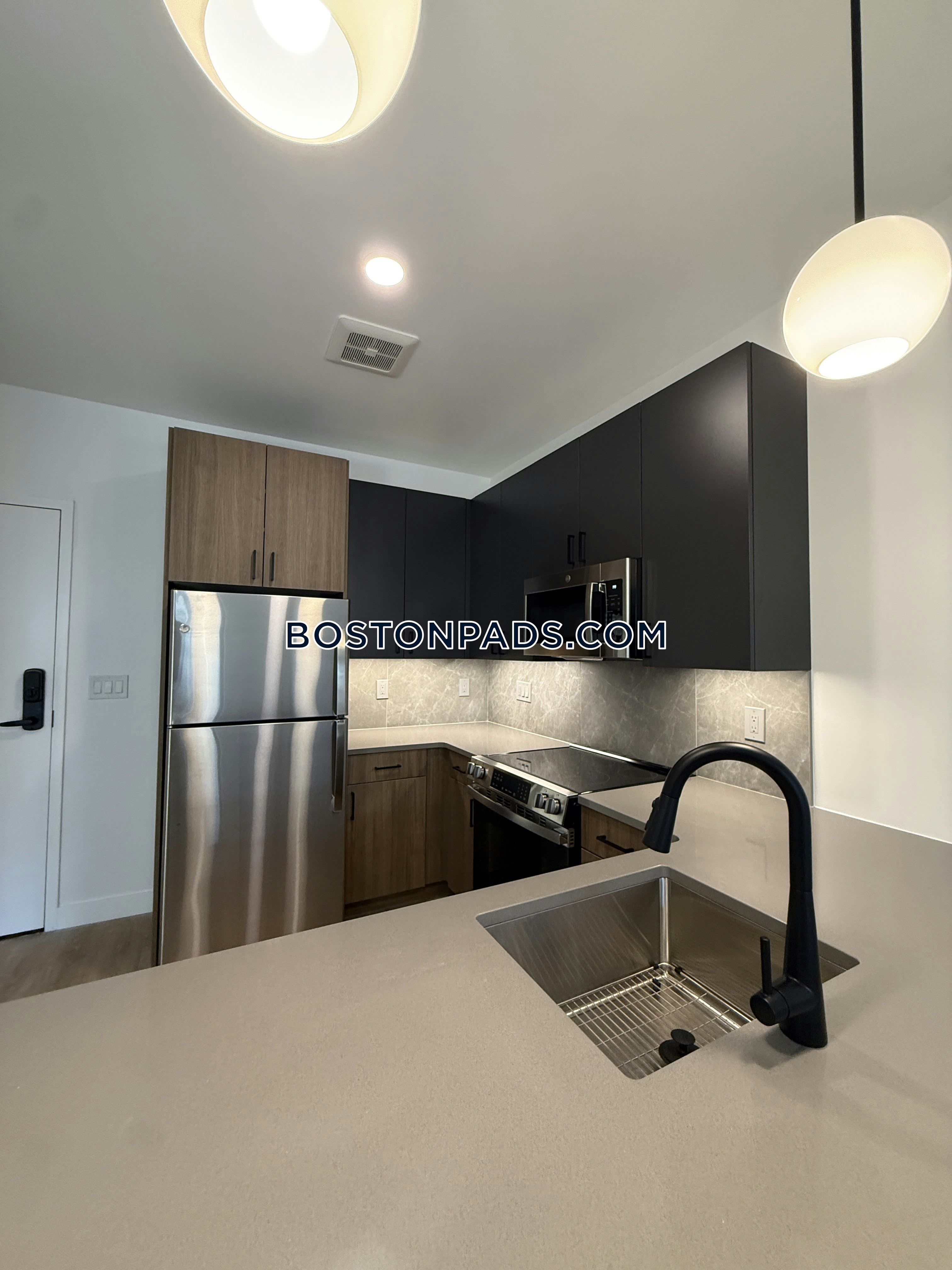 West Roxbury, Boston, MA - 1 Bed, 1 Bath - $3,100 - ID#8008033