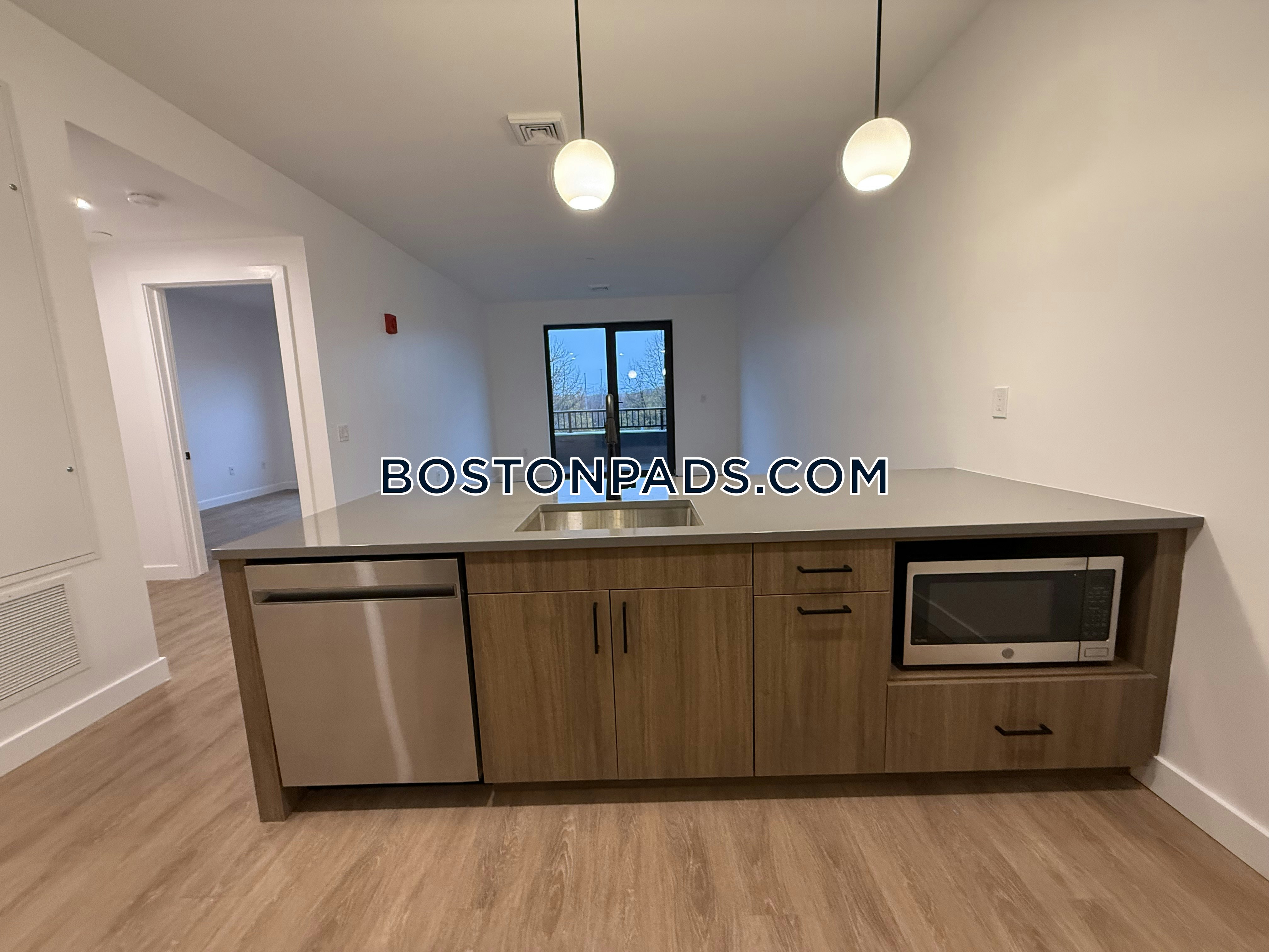 West Roxbury, Boston, MA - 1 Bed, 1 Bath - $3,100 - ID#8008041